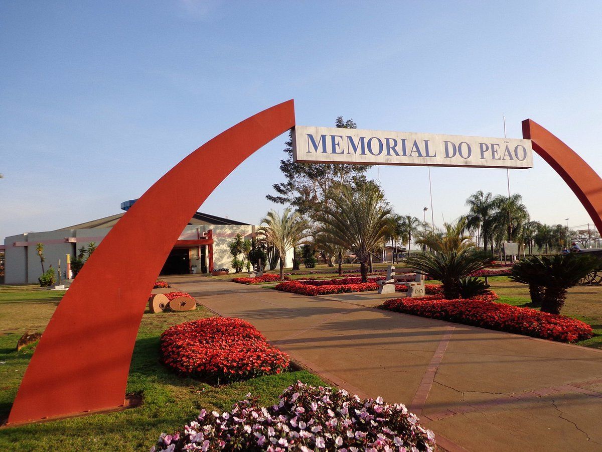 Arco de entrada vermelho para o