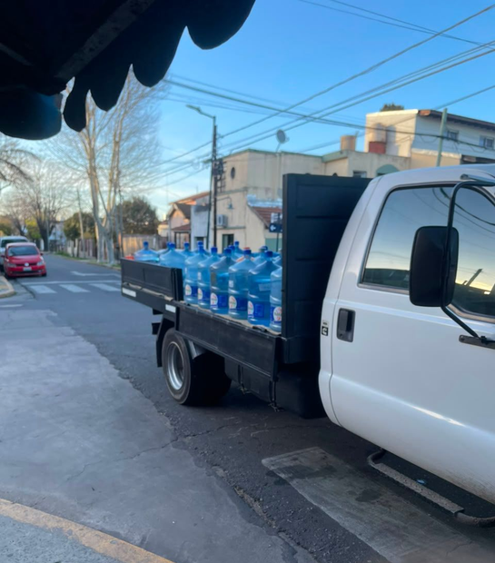 Bidones retornables, agua purificada y dispenser moderno