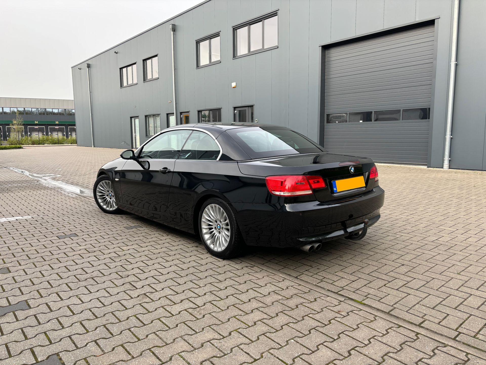 Achterzijde BMW Cabrio na polijstbehandeling bij Cleanwheels met mooie glans en betere reflectie