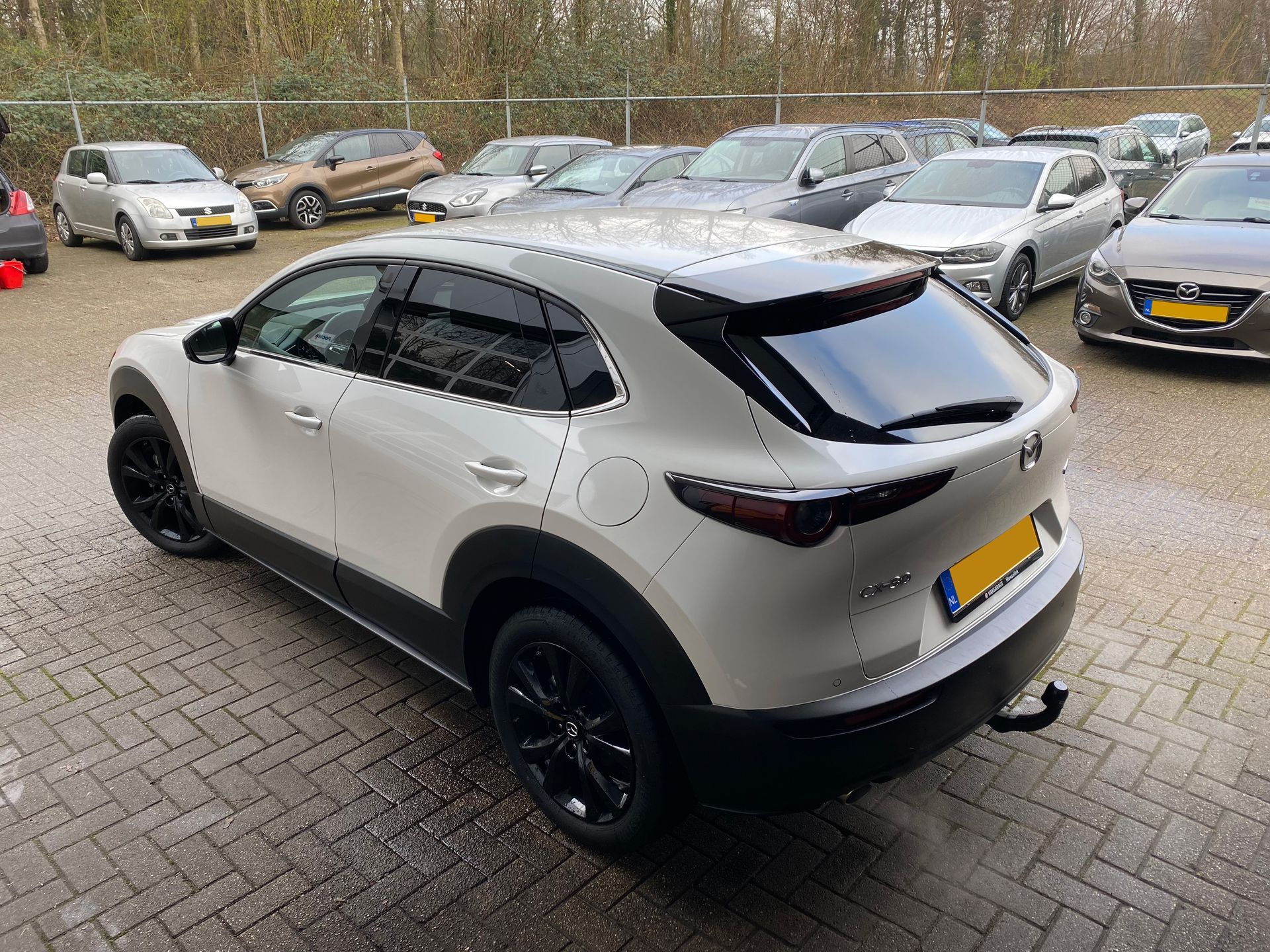 Auto na poetsbehandeling met mooie glans en reflectie