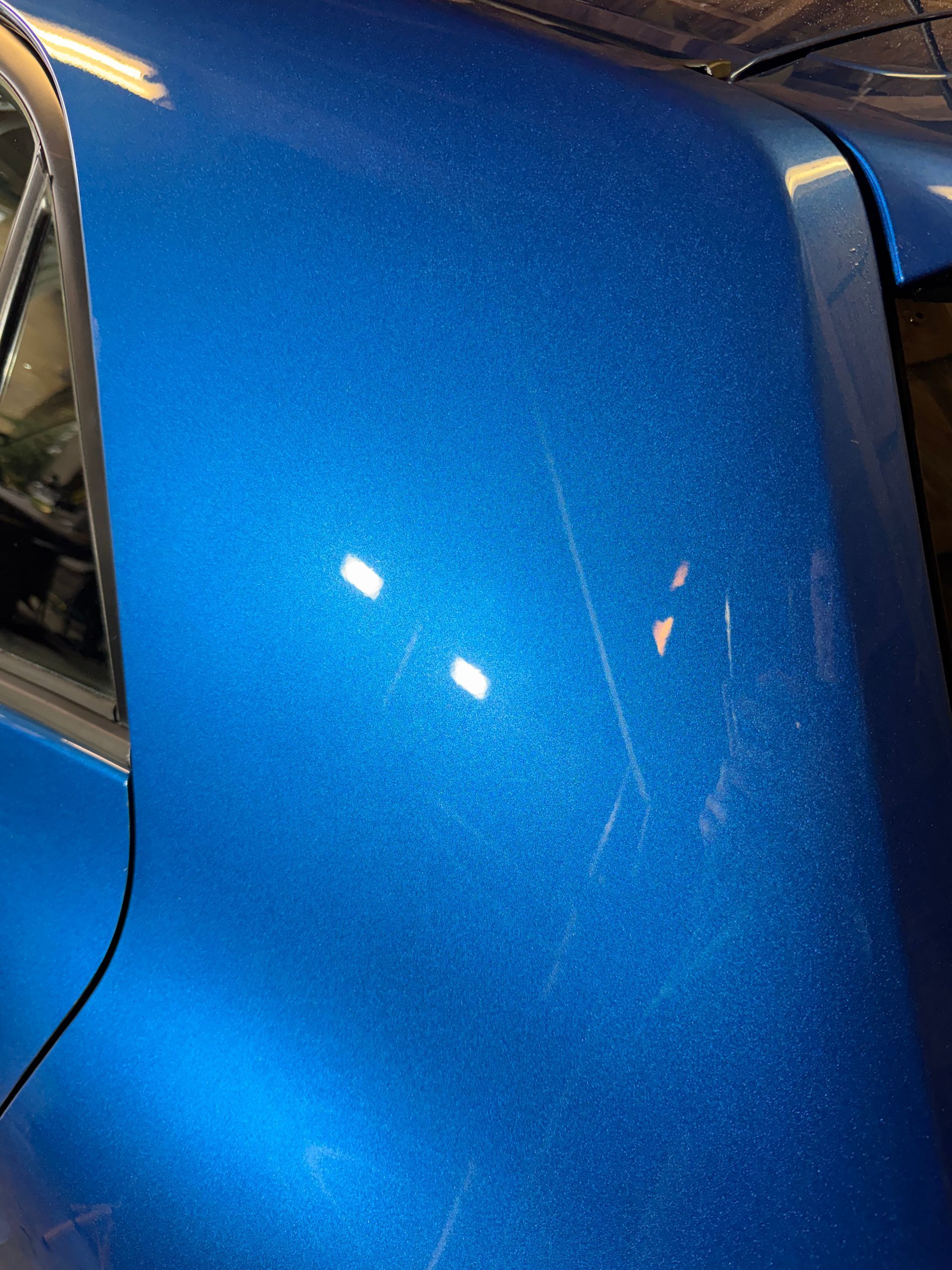 Auto na 1-staps polijstbehandeling met verbeterde glans en verminderde lichte waskrassen