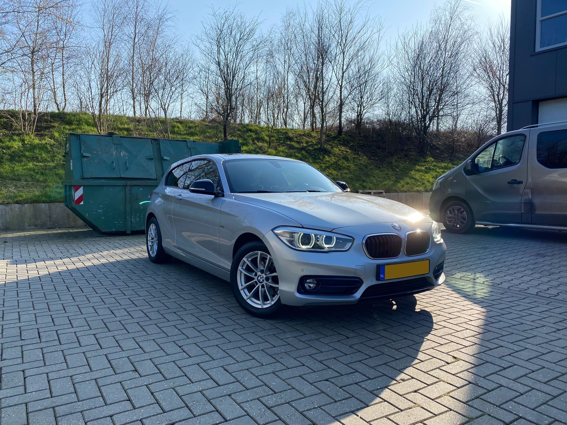 BMW 1 serie na een poets behandeling bij CleanWheels met mooie glans en reflectie