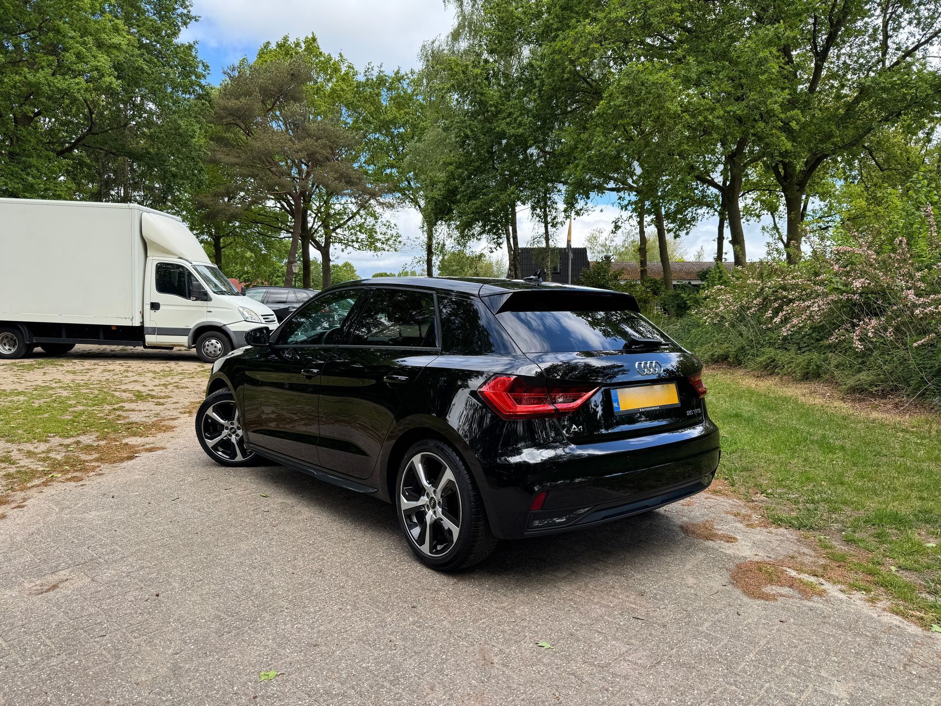 Voorzijde van zwarte Audi A1 na professionele interieur- en exterieurreiniging