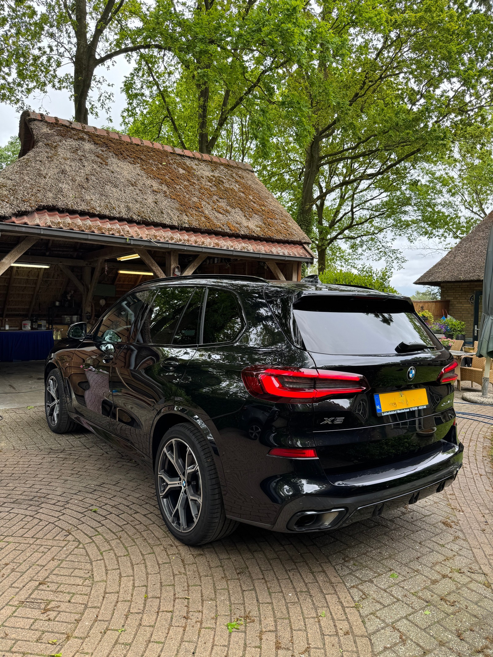 BMW X5 na stage 2 polijst behandeling met veel glans en diepe reflectie