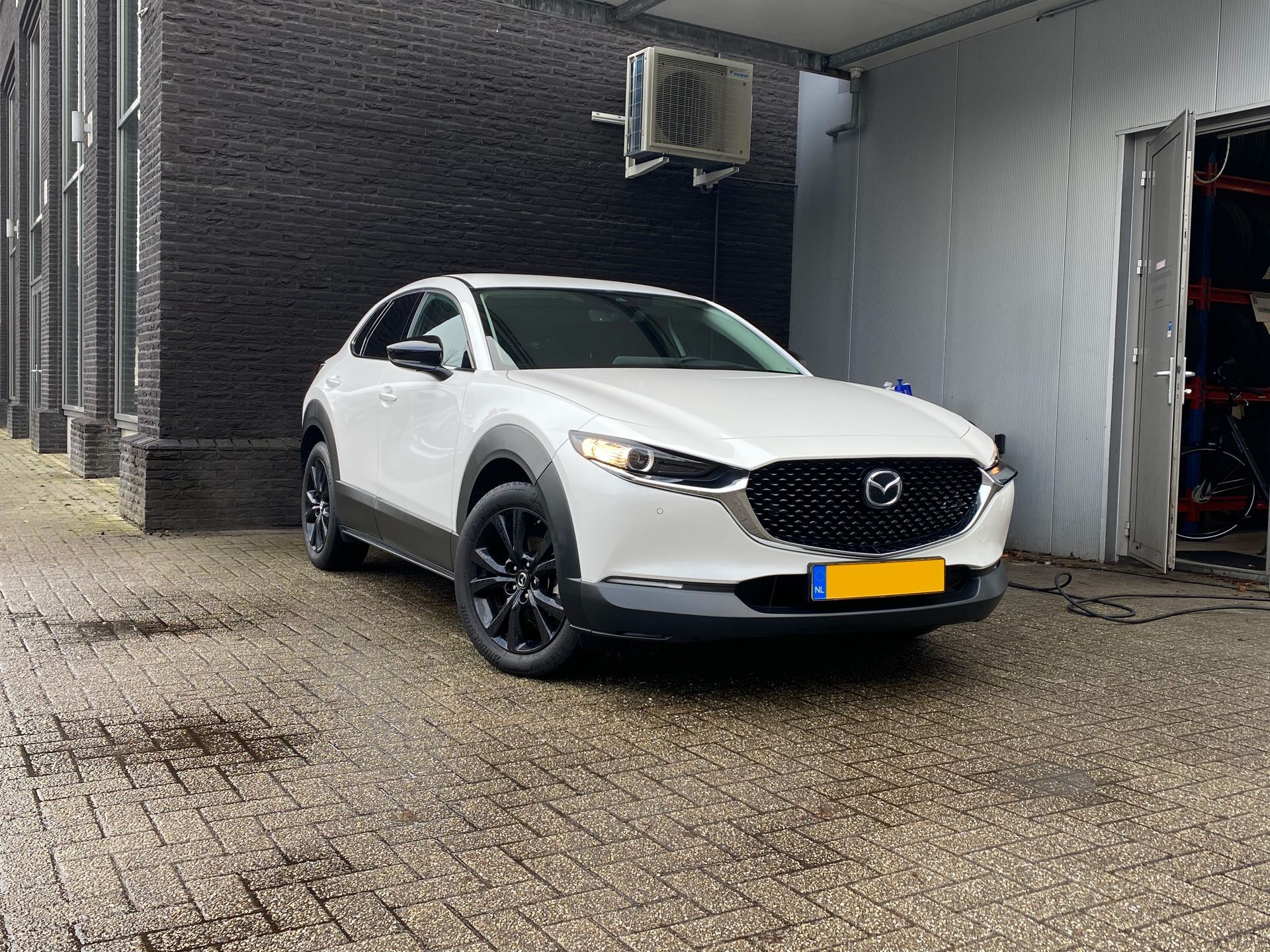 Auto na detail behandeling blij CleanWheels met mooie glans en reflectie