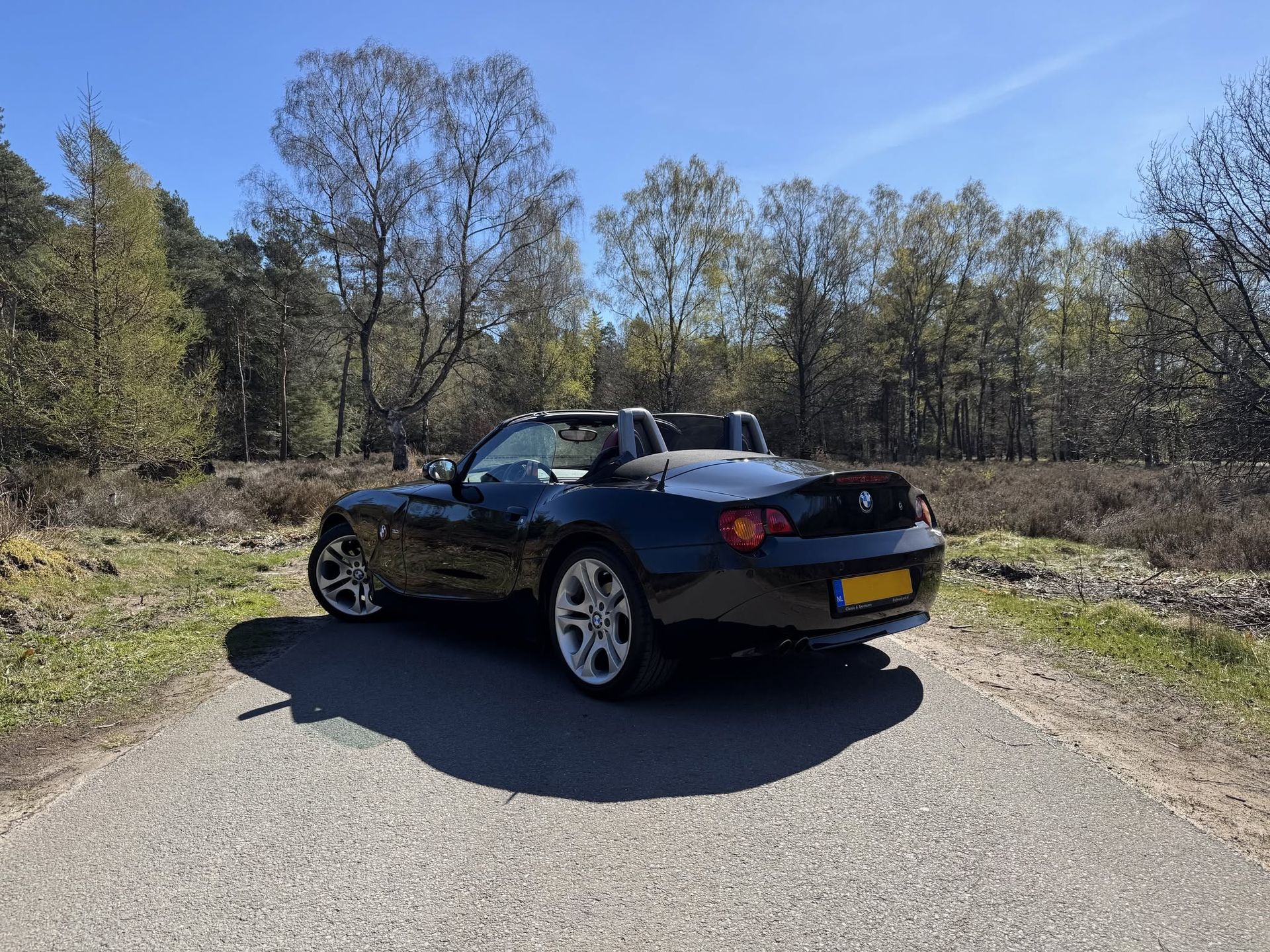 Zwarte BMW Z4 3.0 na professionele polijstbehandeling bij CleanWheels