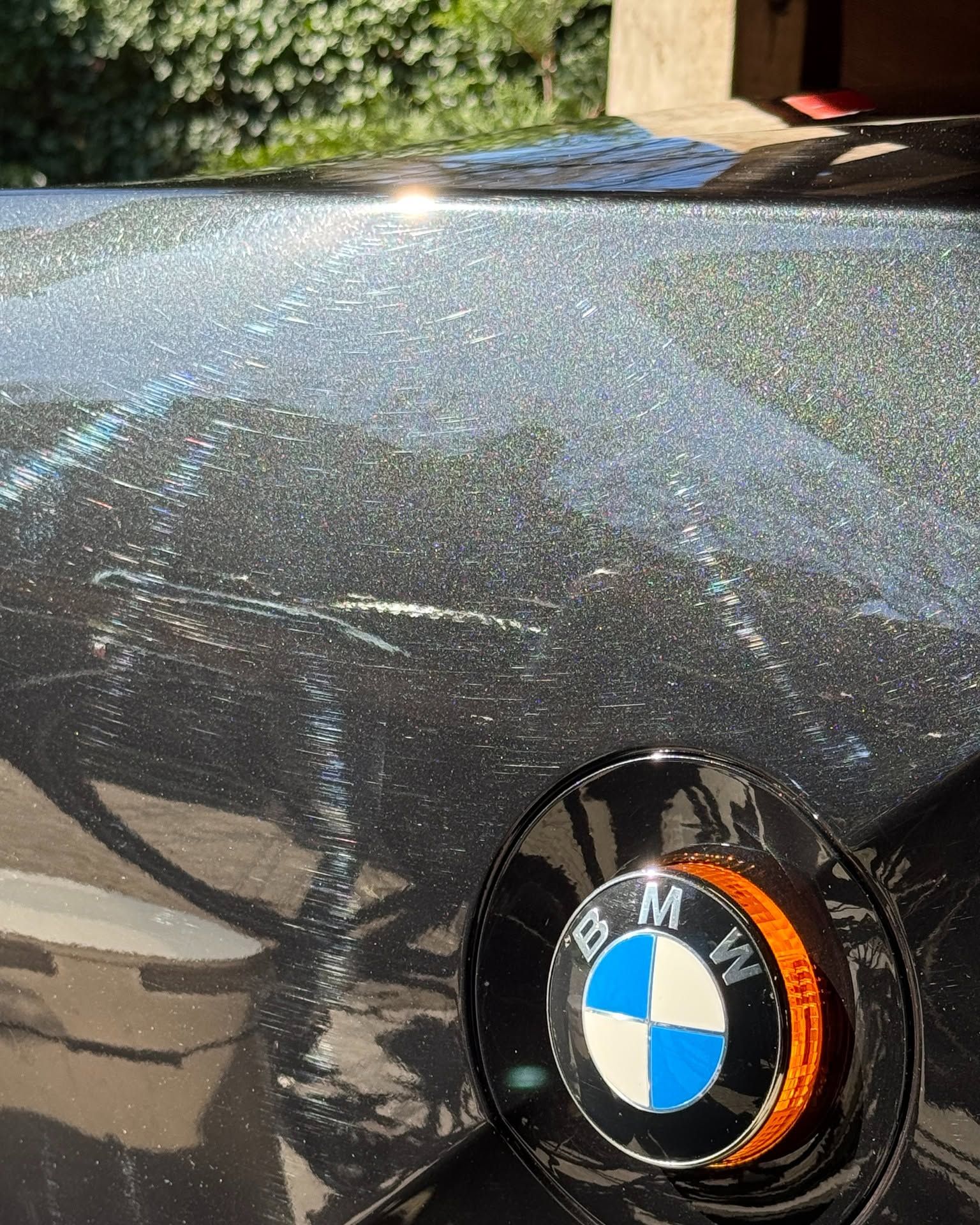 Krassen en gebruikssporen op zwarte lak van BMW z4 voor polijsten bij CleanWheels