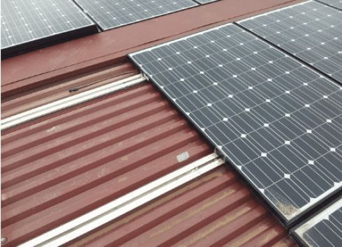 Tetto con pannelli fotovoltaici