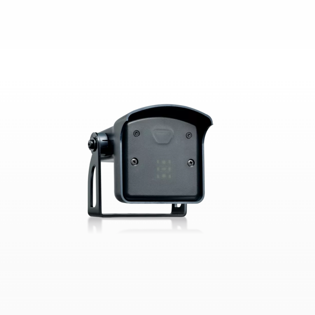 Cámara de seguridad negra con visera protectora y soporte ajustable.