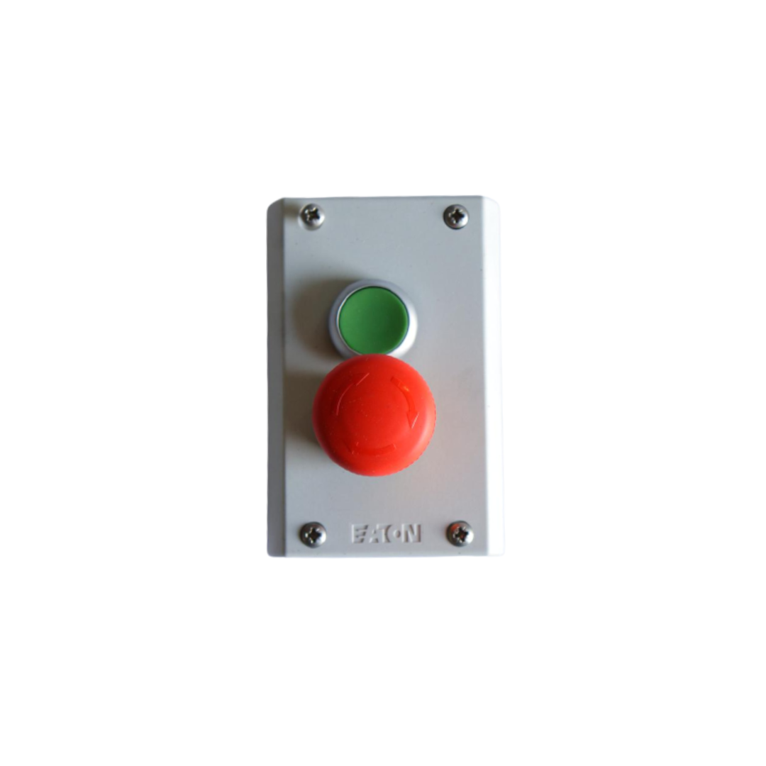 Pulsadores verdes y rojos sobre un panel gris, marca Eaton.