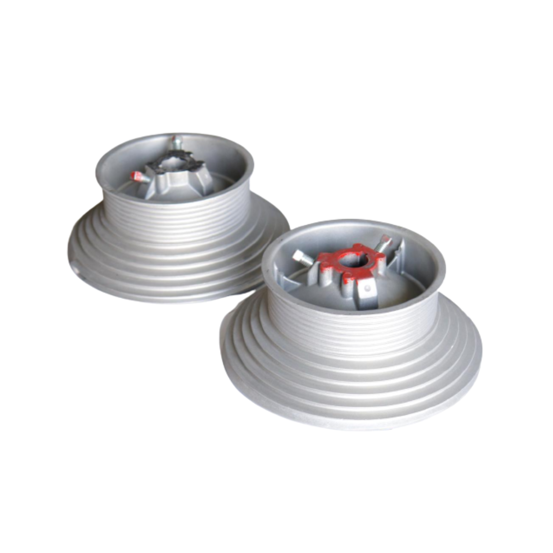 Dos tambores de cable para puerta de garaje plateados con inserciones rojas y negras.