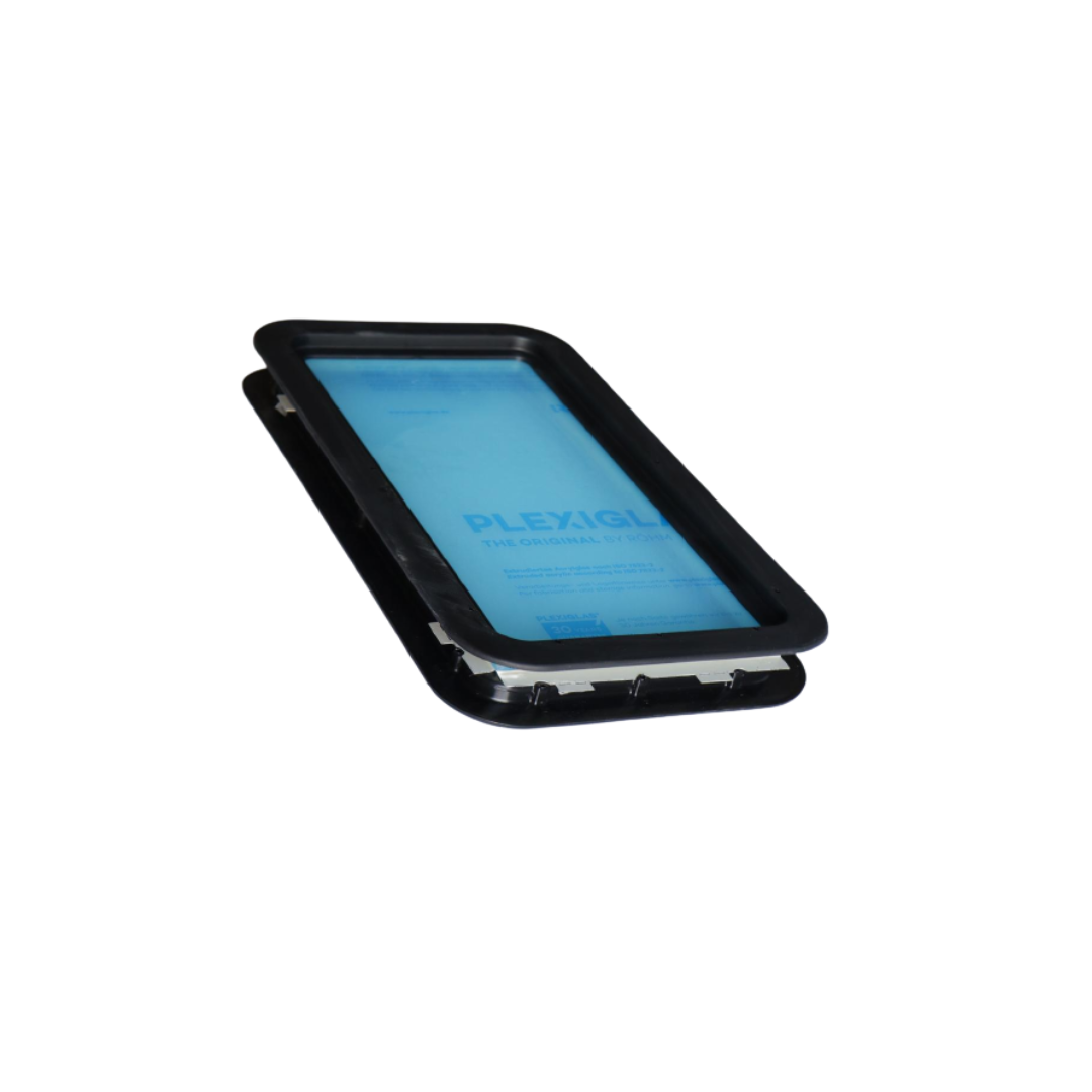 Portillo rectangular negro para embarcaciones, con bisagras para abrirse, con película protectora azul sobre el cristal transparente.