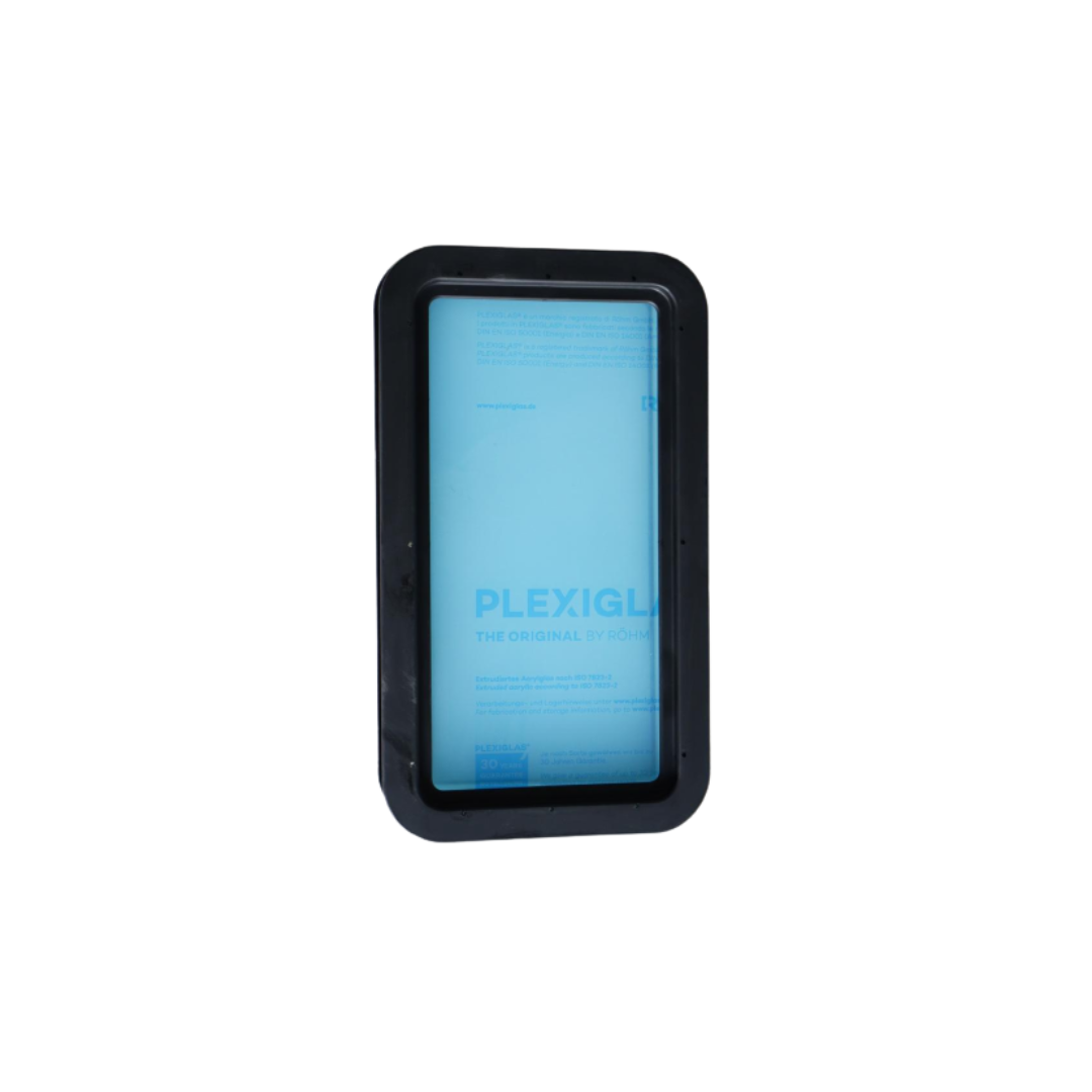 Escotilla marina rectangular negra con película protectora azul.