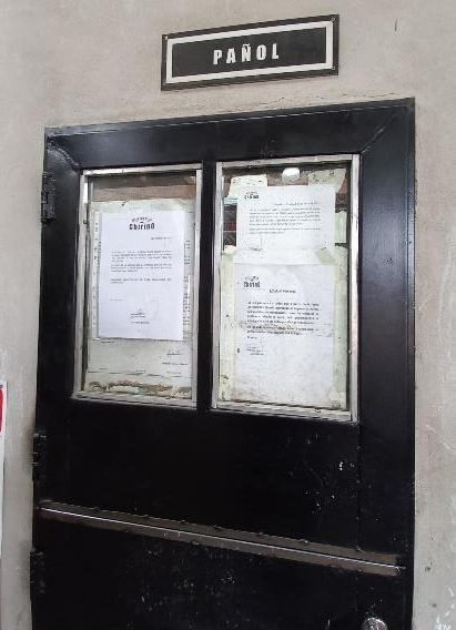Puerta negra con el letrero