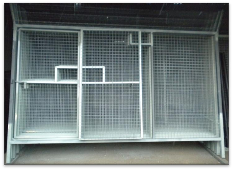 Caseta para perros de alambre metálico de color blanco con divisores internos y estantes.
