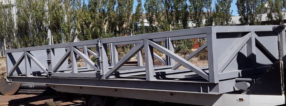 Estructura de armazón de metal gris, posiblemente parte de un puente o proyecto de construcción