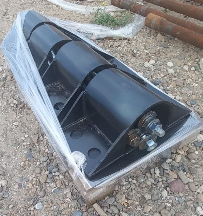 Conjunto de rodillos de metal negro sobre palet de madera, envuelto en plástico transparente.