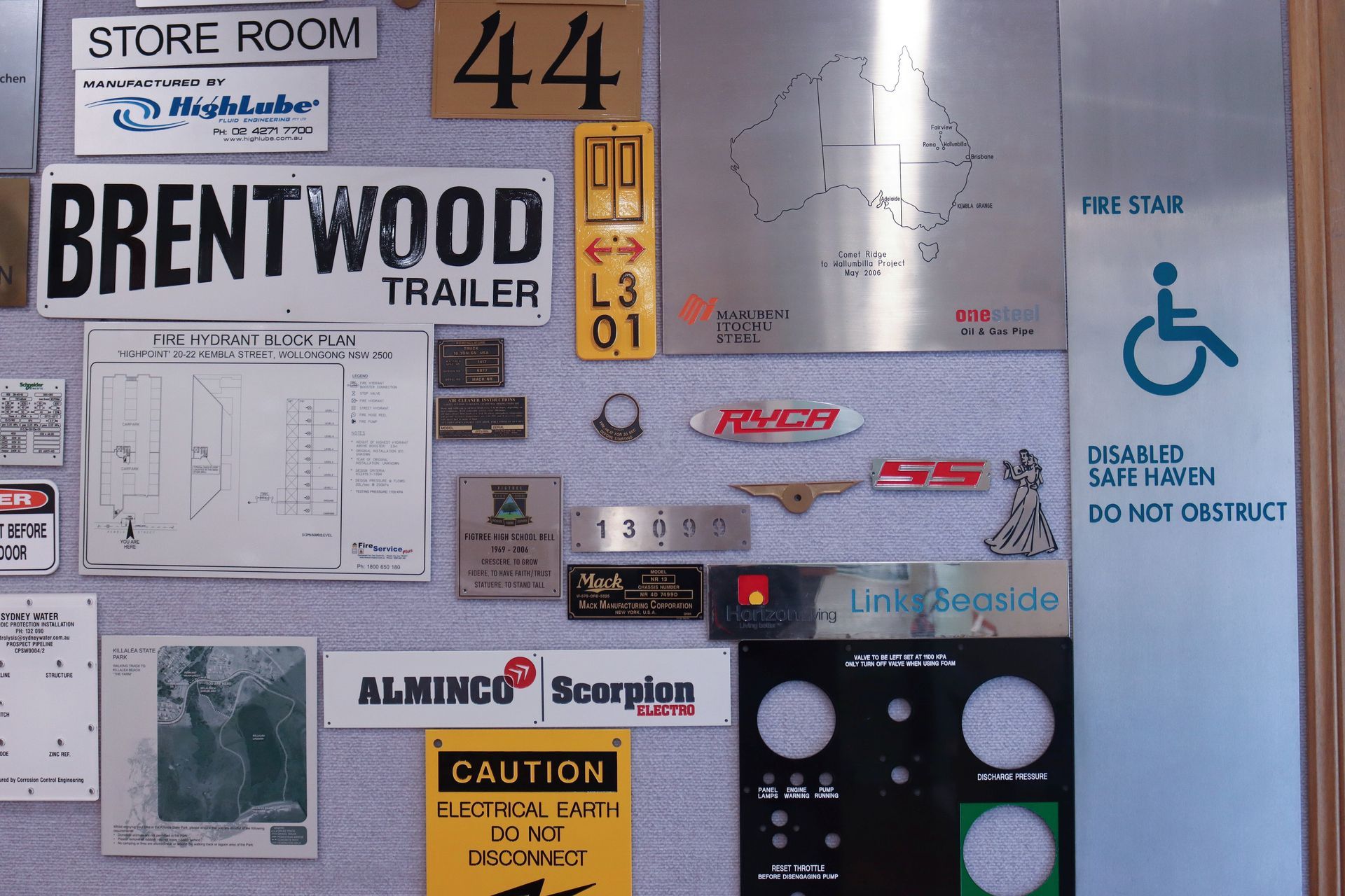 A collection of signs including one that says brentwood trailer 