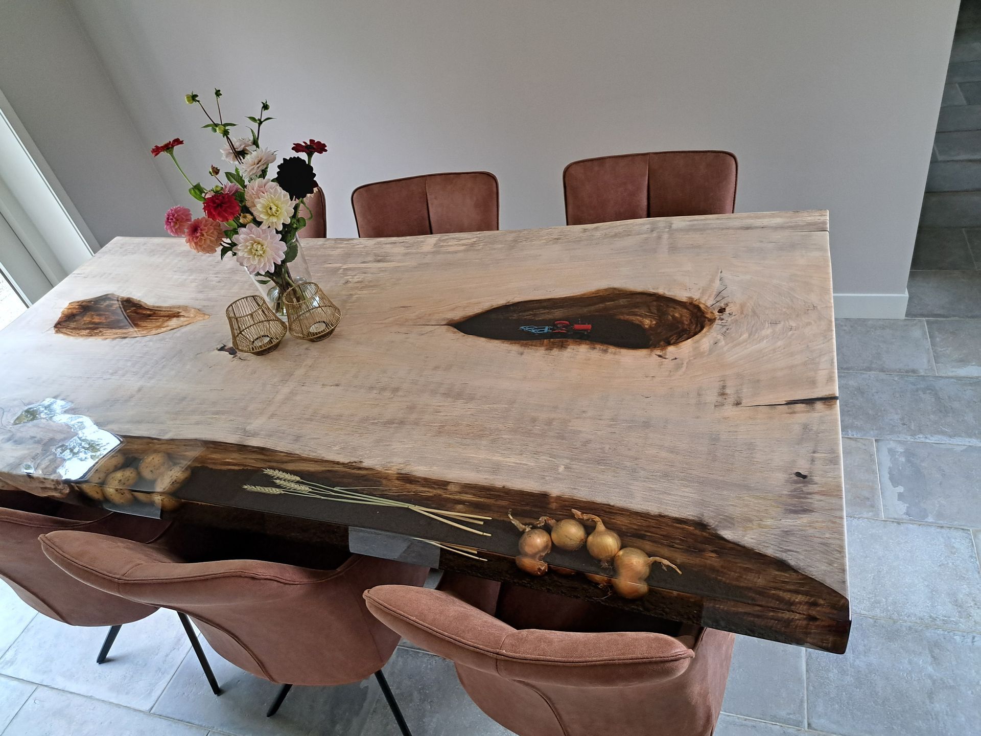 Epoxytafel gevuld met persoonlijke voorwerpen. Alles is mogelijk