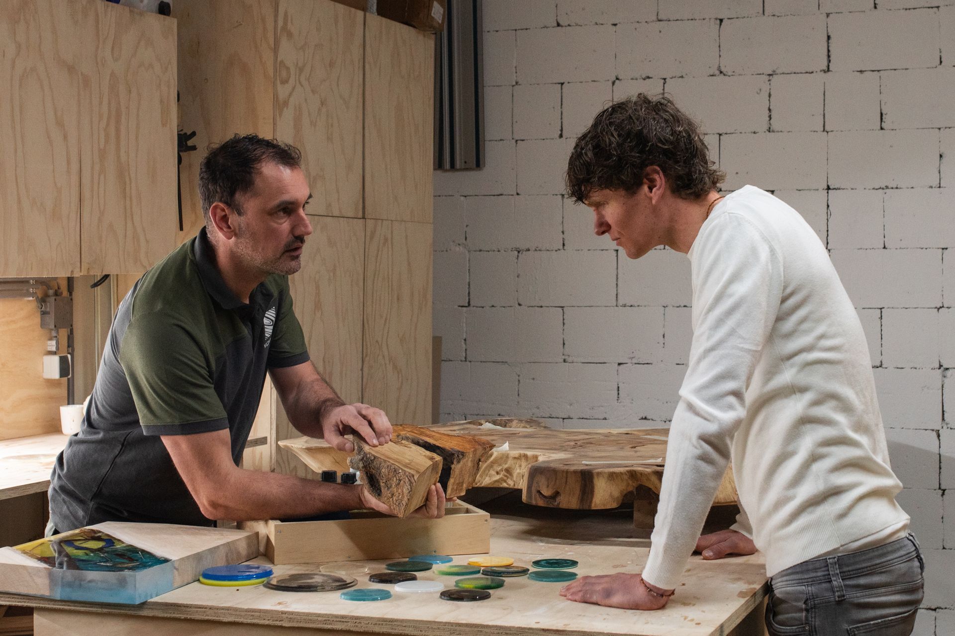 Uitleg over afwerking en toepassing van kleuren en hout