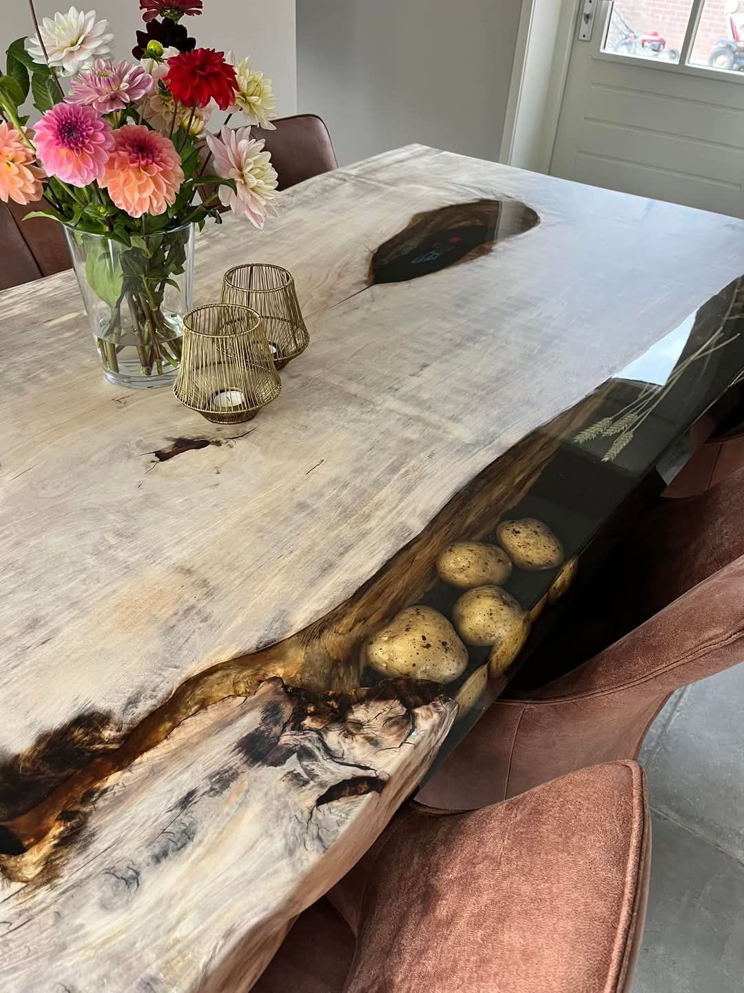 Epoxy tafel met persoonlijke voorwerpen