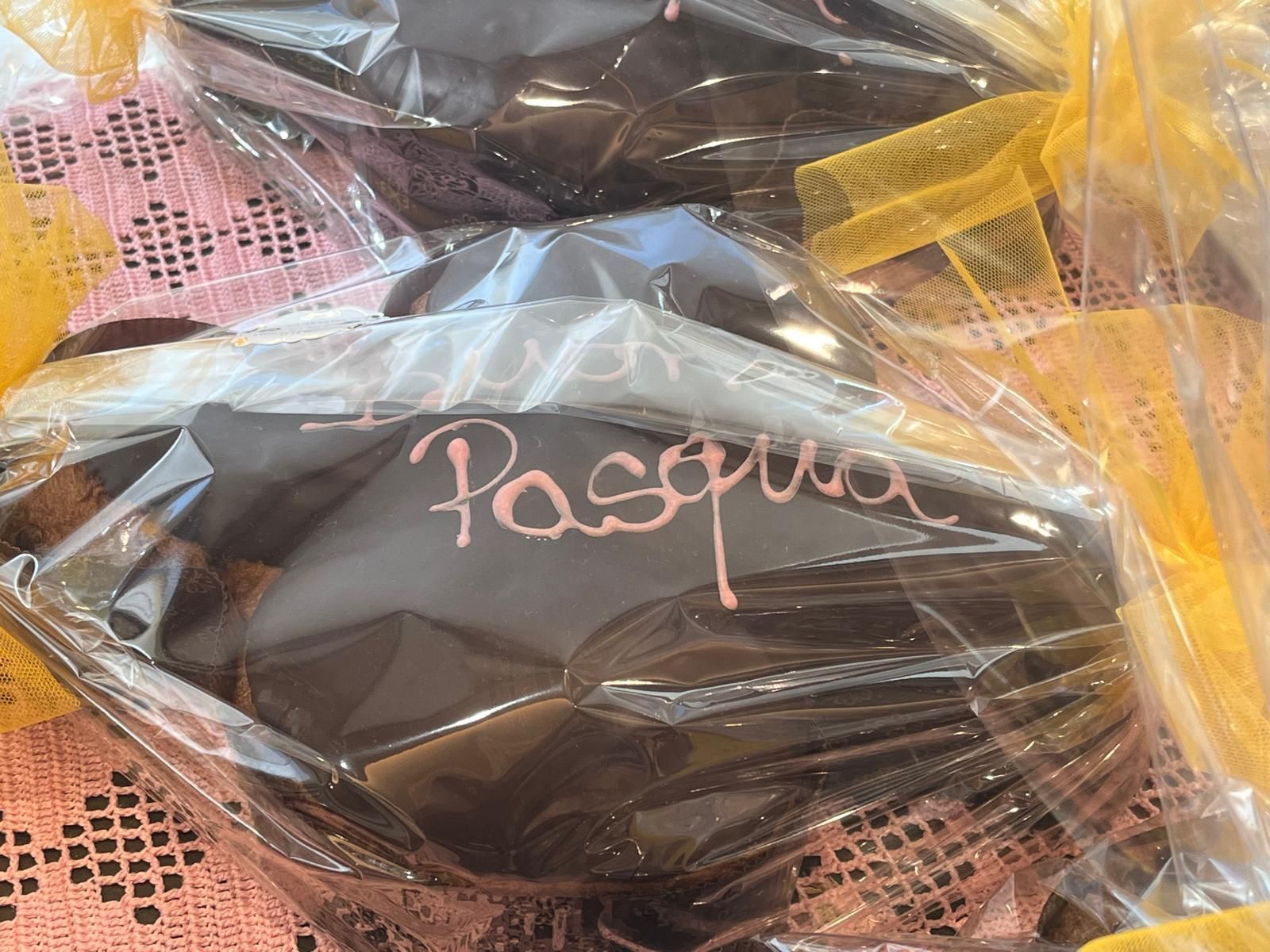 Uova di Pasqua di cioccolato avvolte nel cellophane, con la scritta