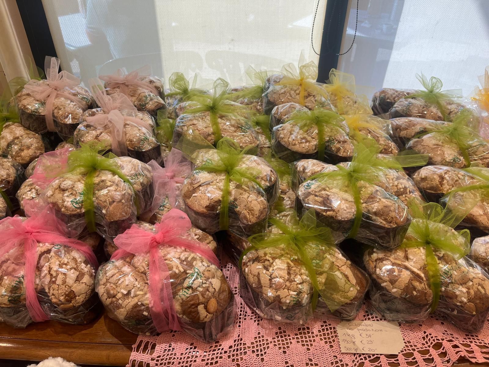 Prodotti da forno avvolti in cellophane e legati con nastri rosa e verdi, in mostra.