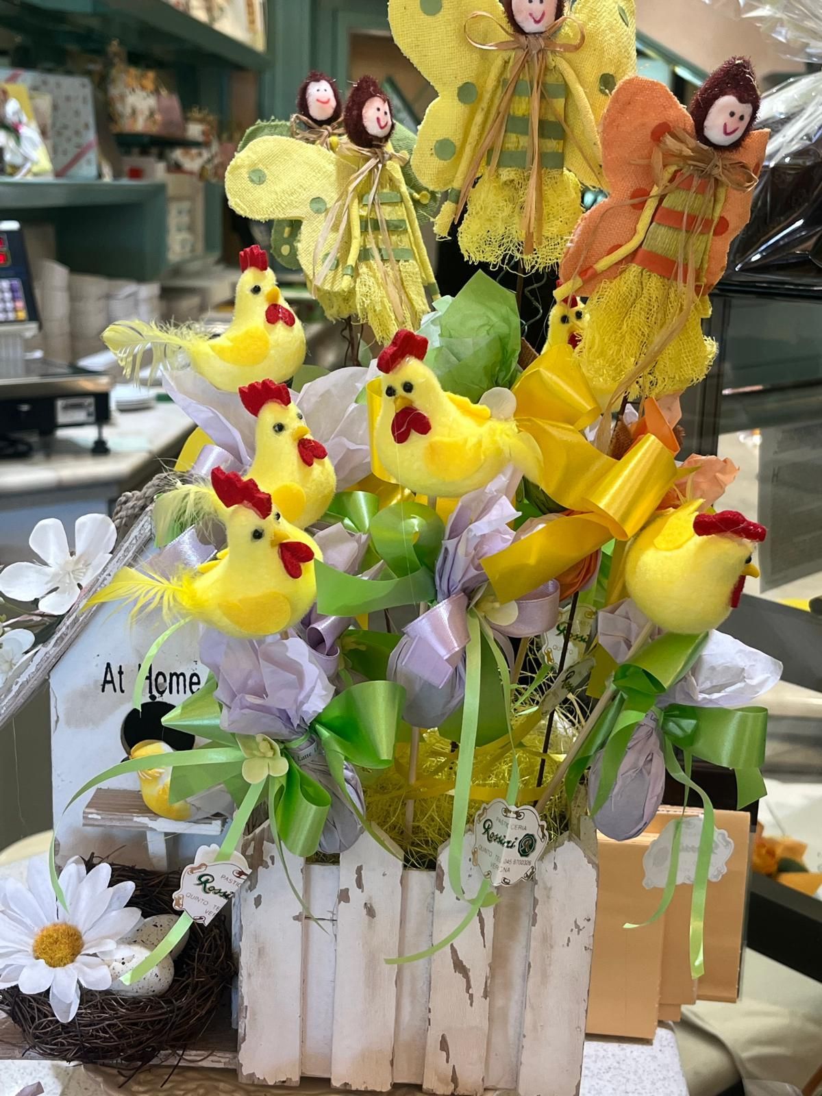 Cestino pasquale con pulcini e fate giocattolo; colori giallo, bianco e verde.