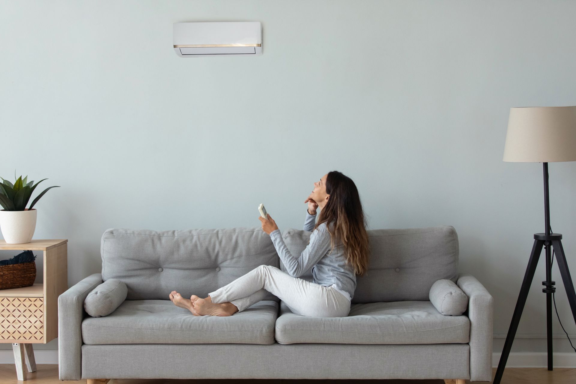 Un grand immeuble d'appartements avec beaucoup de fenêtres et de balcons