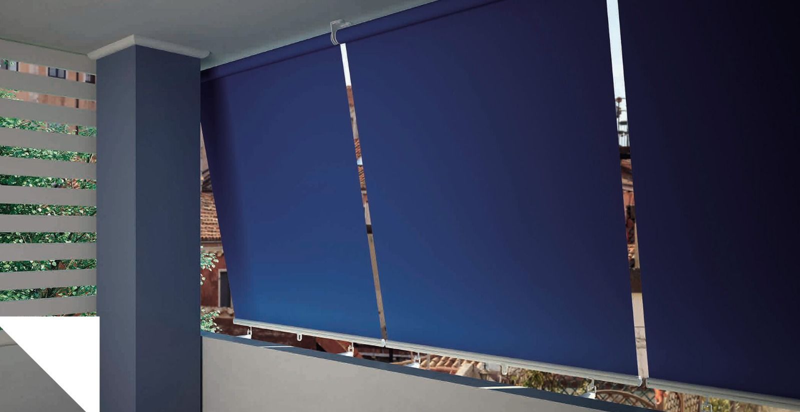 Tende a rullo blu che coprono parzialmente una finestra su un balcone.