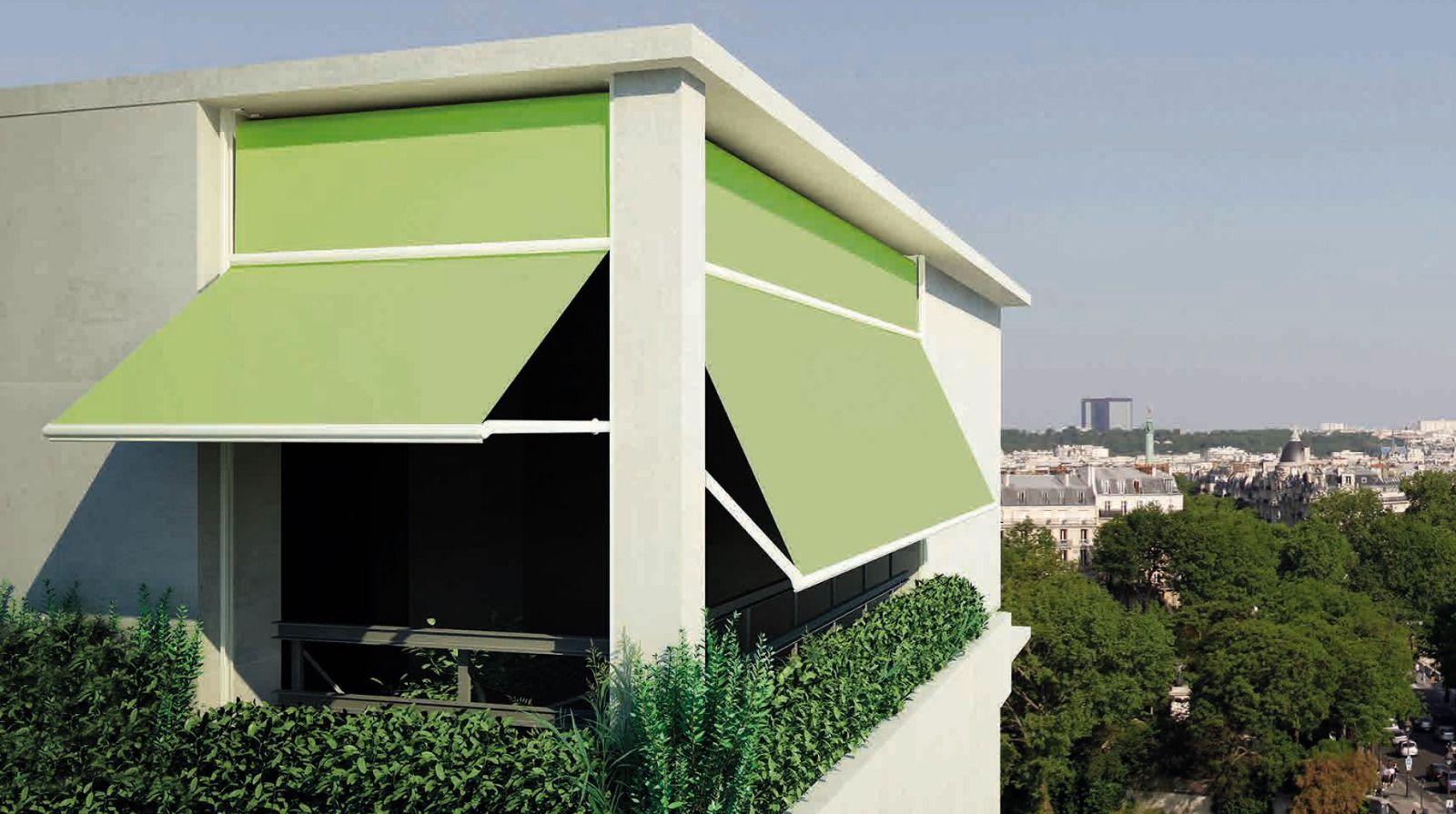 Tende verdi che si estendono dal balcone di un edificio bianco, con vista sul paesaggio urbano.