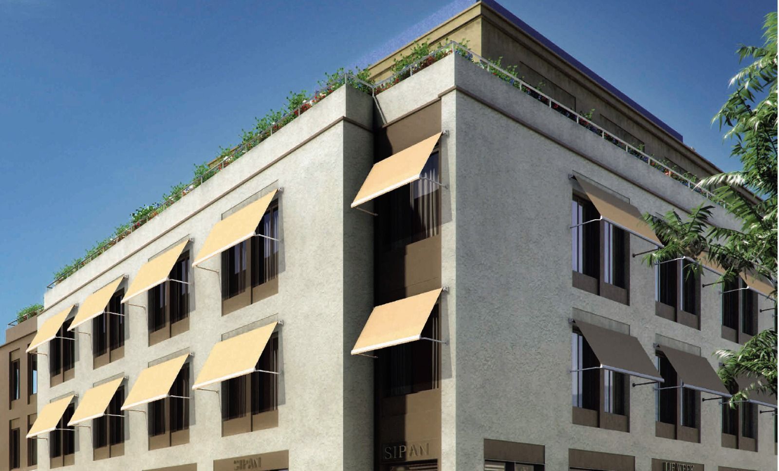 Tende beige su un edificio chiaro sotto un cielo azzurro e terso.