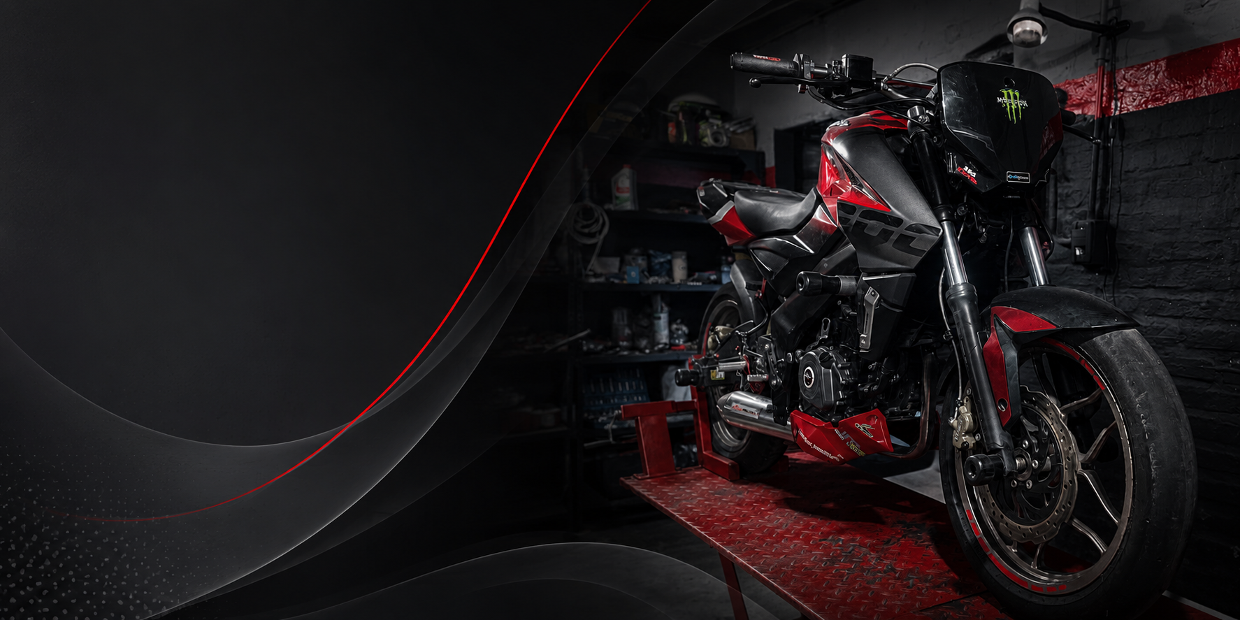 Motocicleta deportiva roja y negra estacionada en un garaje oscuro con iluminación dramática.