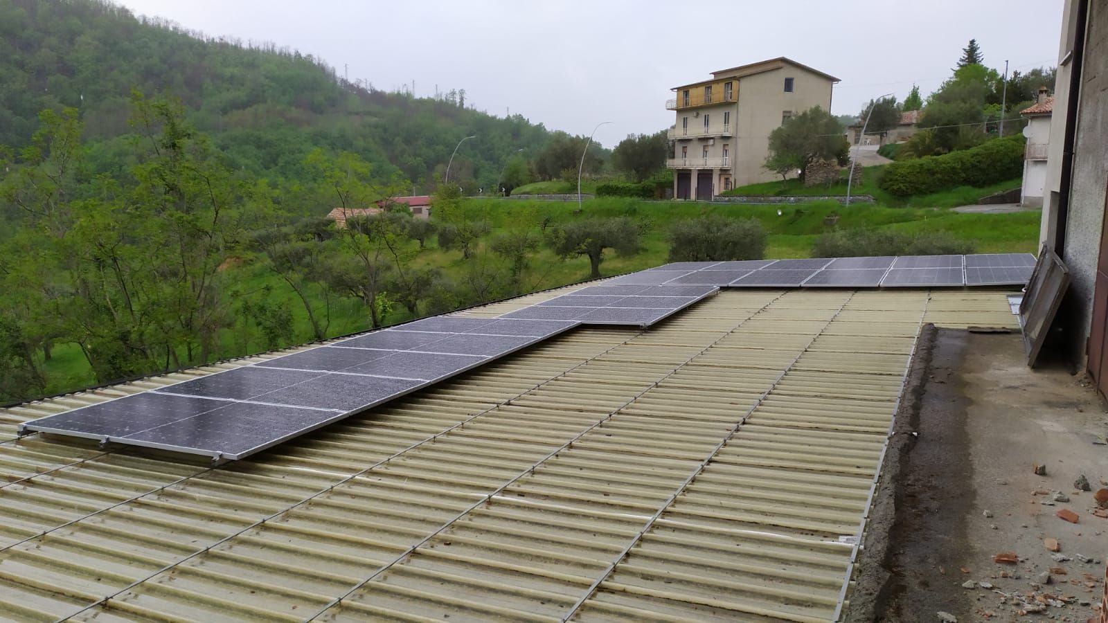 Un tetto con molti pannelli solari