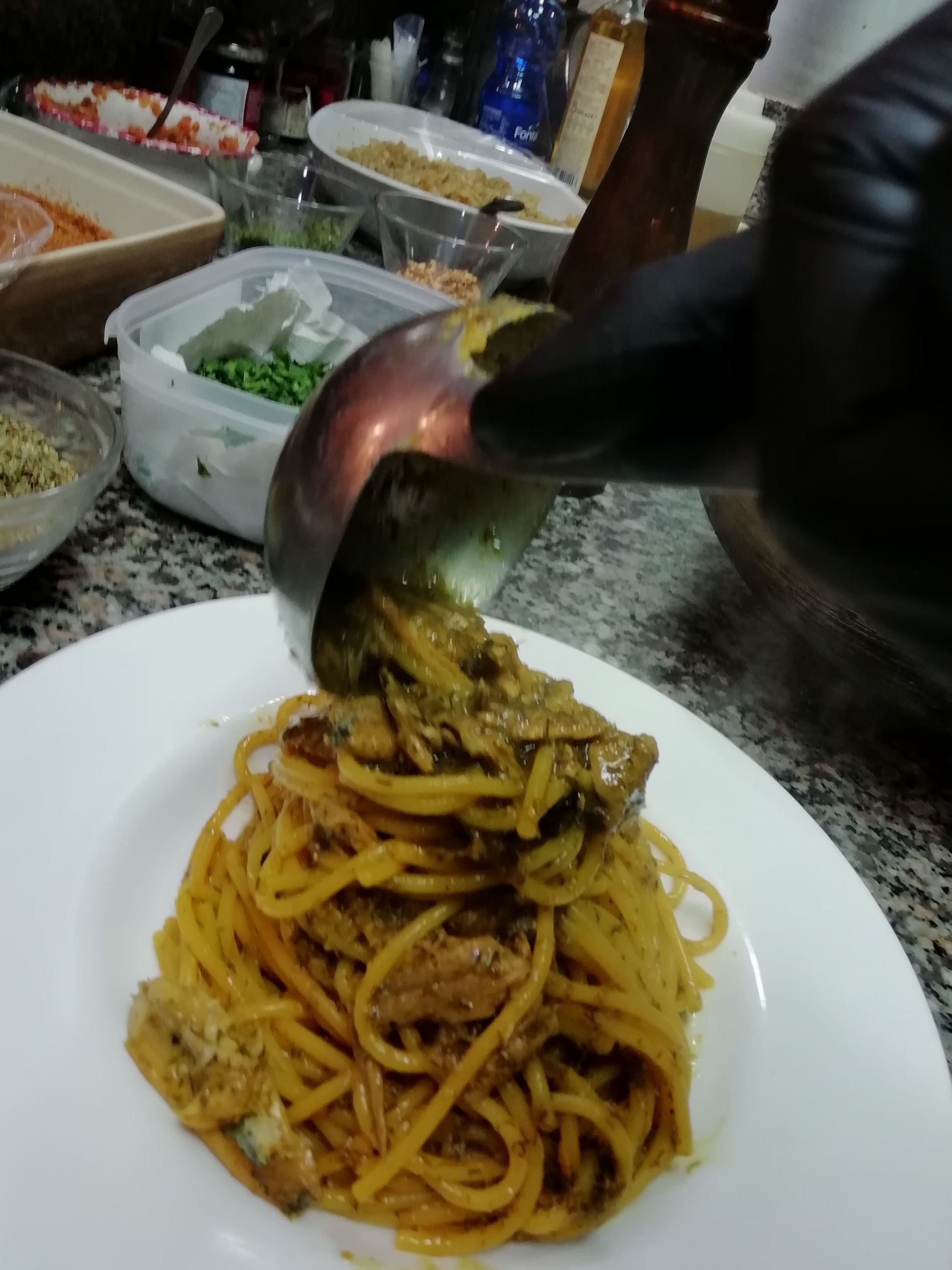 preparazione di spaghetti tradizionali