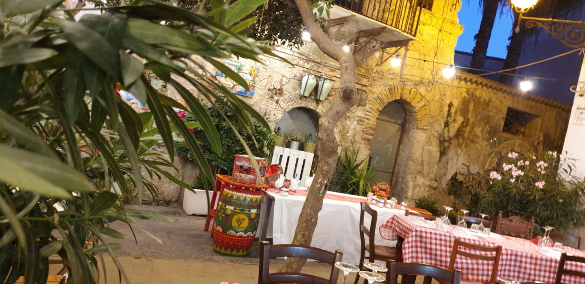 trattoria con decorazioni tipiche tradizionali