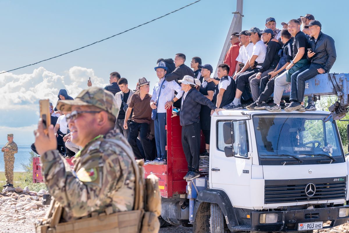 Espectadores en las finales de Kok boru, el mismo día de la clausura por la mañana. No pudimos ingresar pues aún con boleto en mano fue imposible conseguir un asiento.