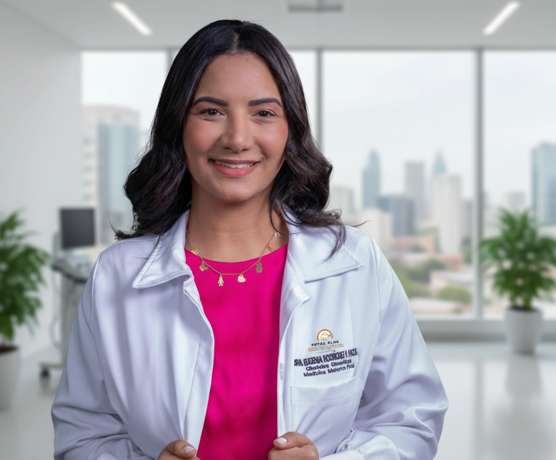 Dra. Eugenia Rodriguez, mujer sonriente con bata de laboratorio blanca, en el consultorio de un médico.
