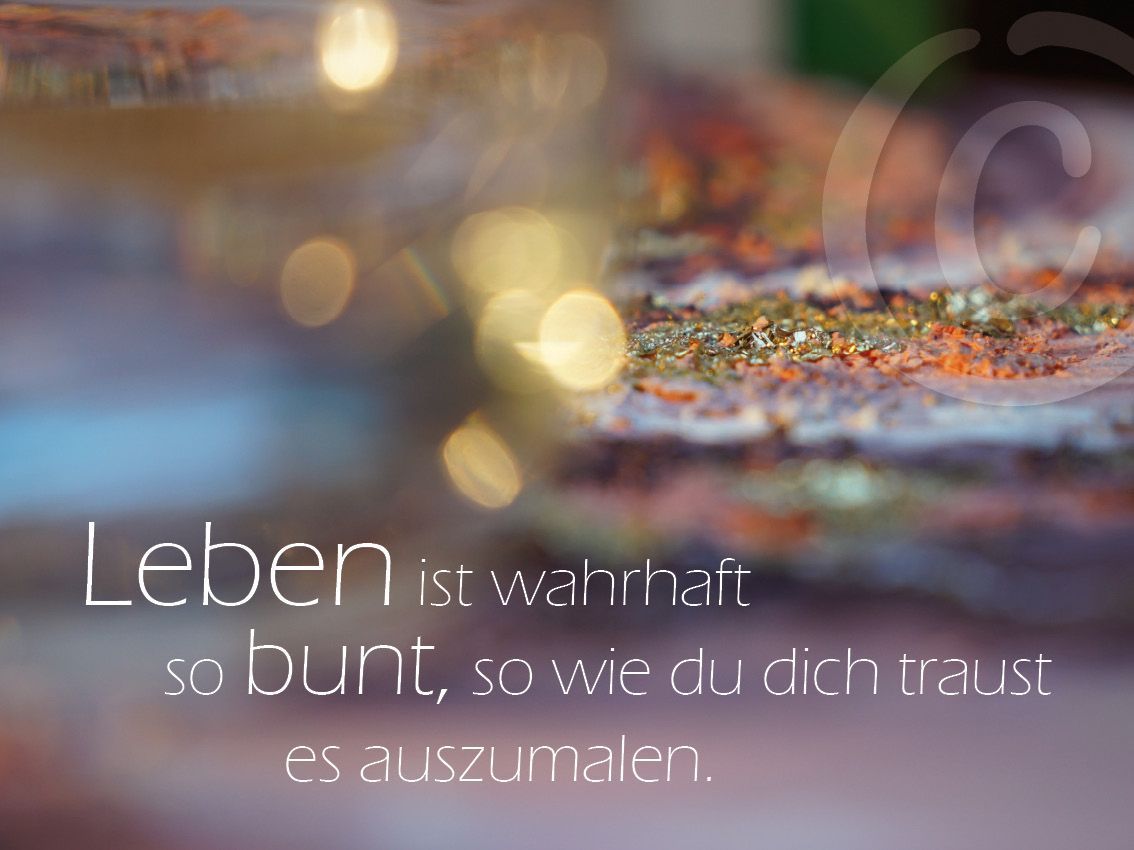 Sinnspruch auf einer Fantasielandschaft, lila-gold-orange Farbtöne