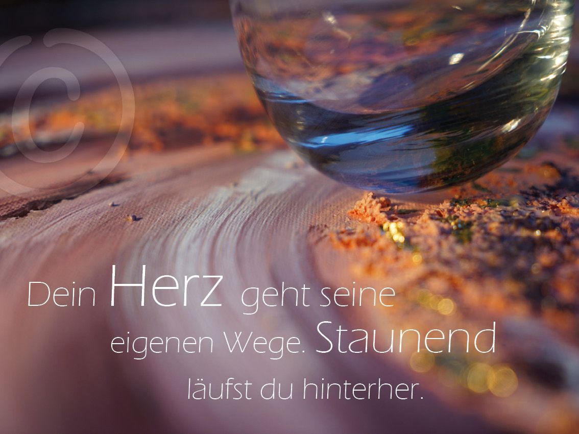 Sinnspruch auf einer Fantasielandschaft, Malstrukturen, orange, gold, weiß