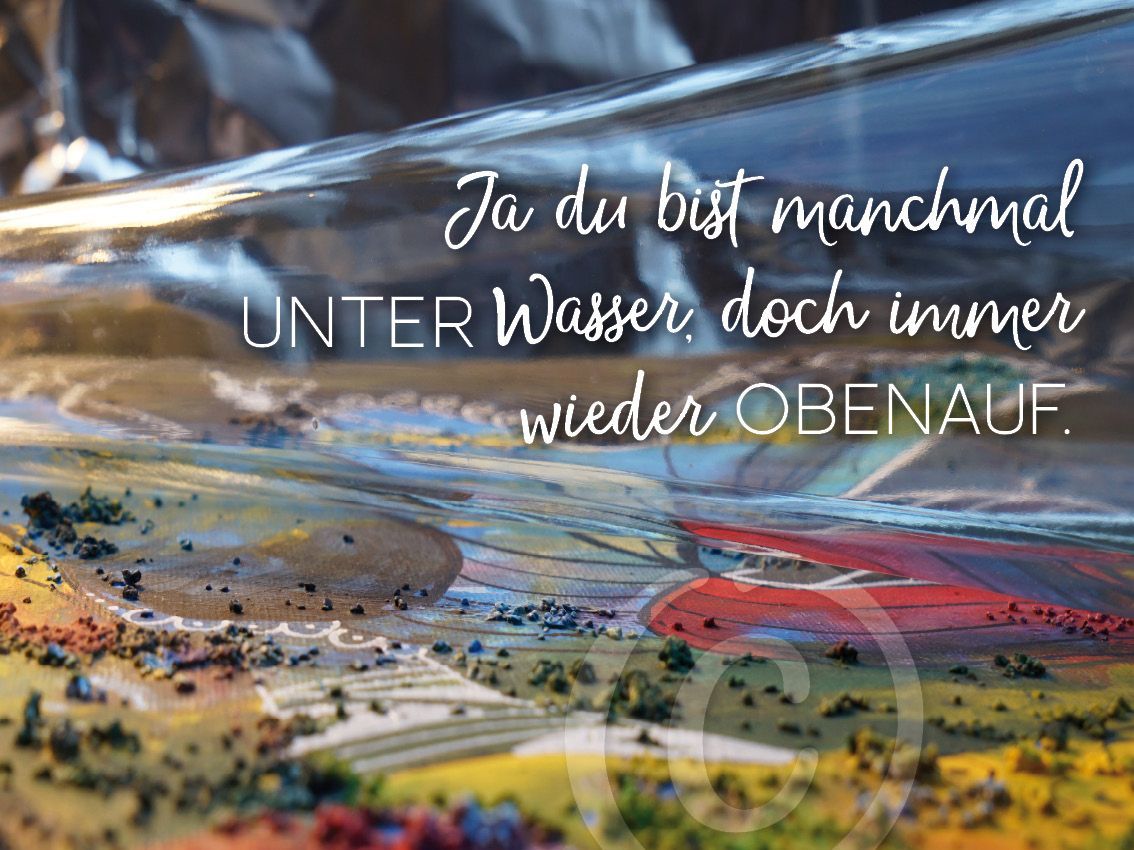 Sinnspruch auf einer gemalten, gläsernen Landschaft