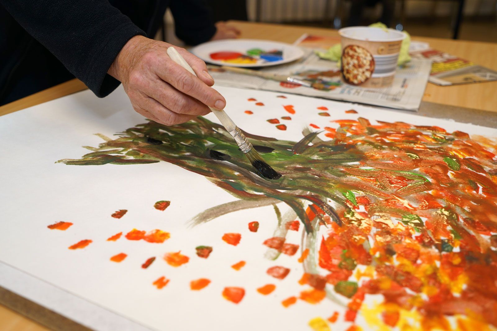 eine Frau malt ihren Baum beim Workshop Malen für die Seele - Kristin Freitag Calau