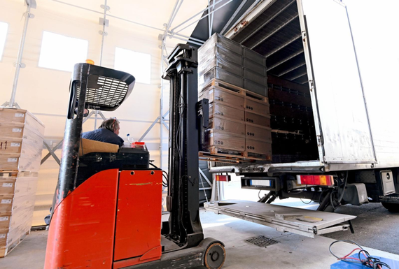 Carrello elevatore di colore rosso della ditta Prealpina Trasporti