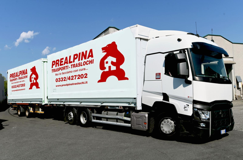 Un camion bianco con il logo di Prealpina Trasporti  e Traslochi.