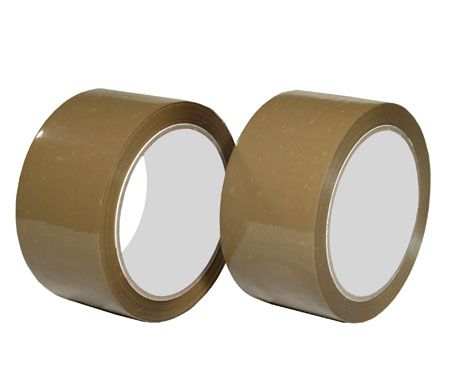 Due rotoli di nastro adesivo marrone su sfondo bianco.
