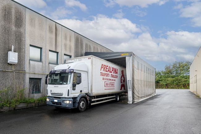 Camion bianco dell'azienda di traslochi e trasporti Prealpina.