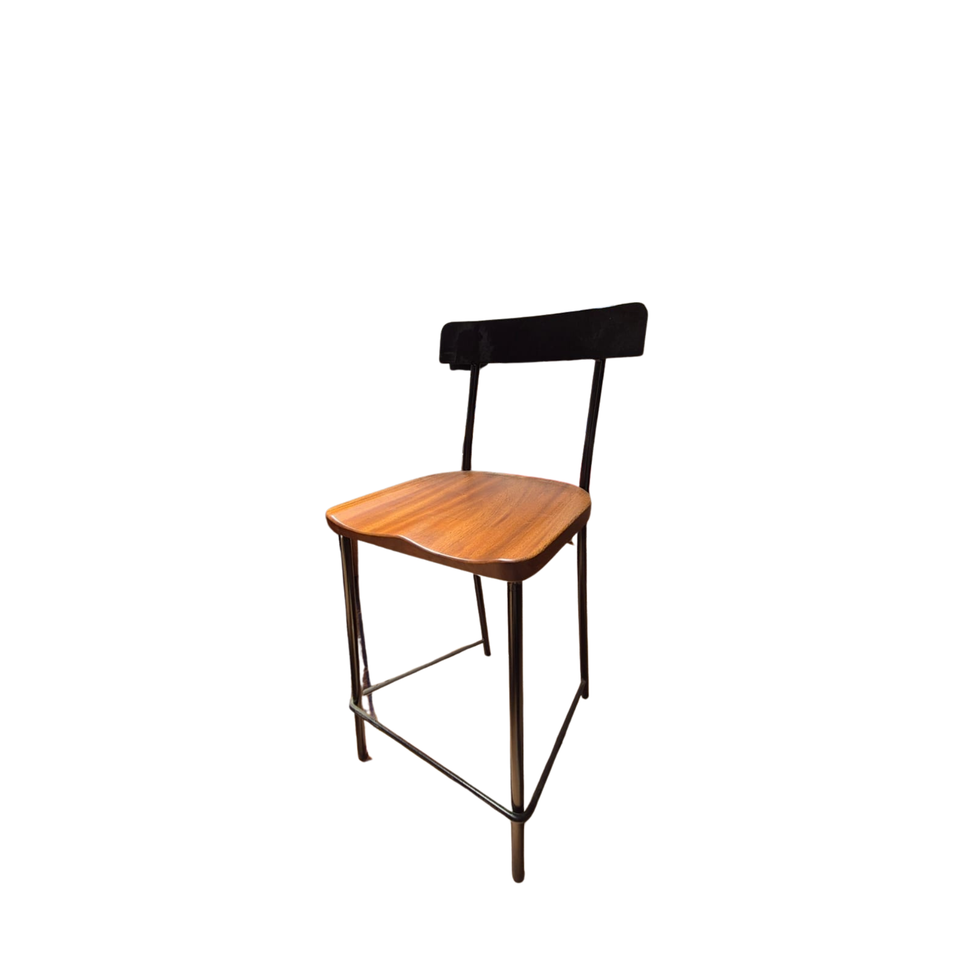 Taburete con asiento de madera, respaldo y estructura de color negro, aislado sobre fondo blanco.