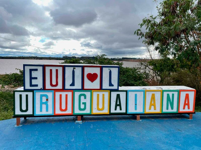 Uma placa com os dizeres