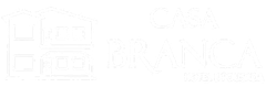 Logotipo branco da Casa Branca com um ícone estilizado de uma casa e o nome da marca em uma fonte serifada e elegante.