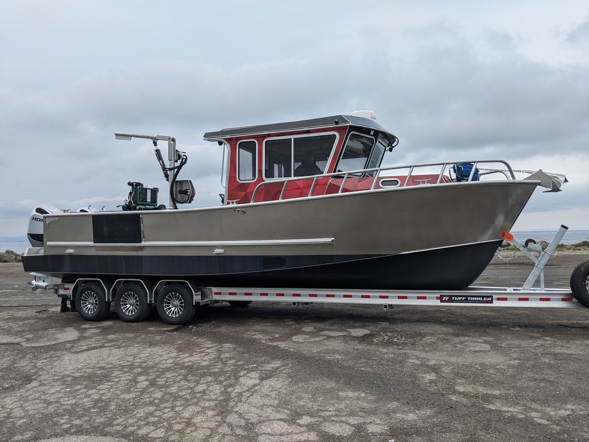 32 foot custom aluminum boat, setup for diving but great for charter or hardcore recreational fishing. 